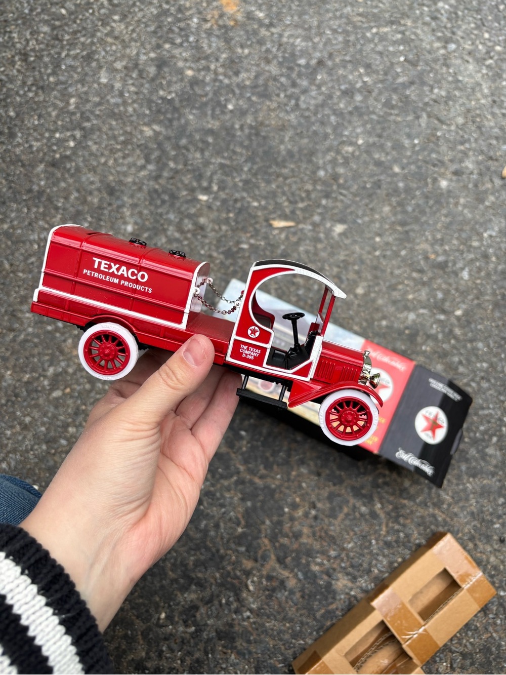 1919 GMC TANKER TRUCK
COLLECTOR
DIE CAST METAL BANK